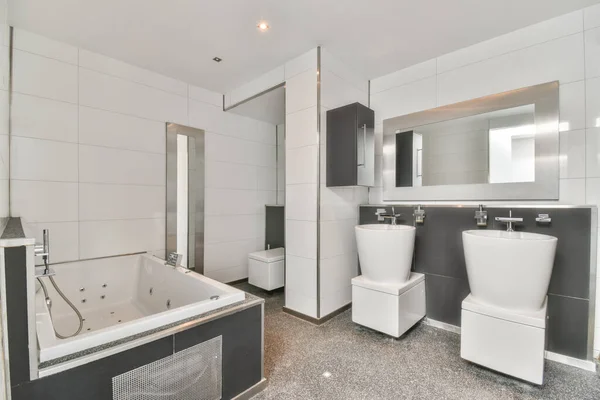 Egy Belső Kép Egy Fürdőszoba Dupla Mosogatók Fehér Csempe Falakon — Stock Fotó