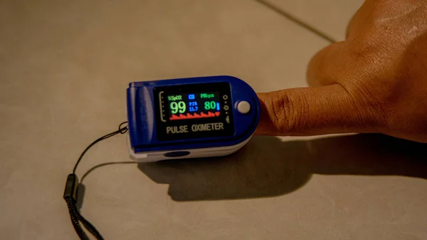 脉冲血压计中一个人手指的特写镜头 — 图库照片