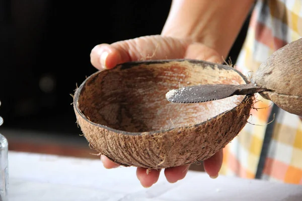 Eine Person Die Zucker Eine Kokosnussschale Gibt Menschen Die Lebensmittel — Stockfoto