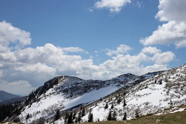 Karla Kaplı Dağların Manzarası — Stok fotoğraf