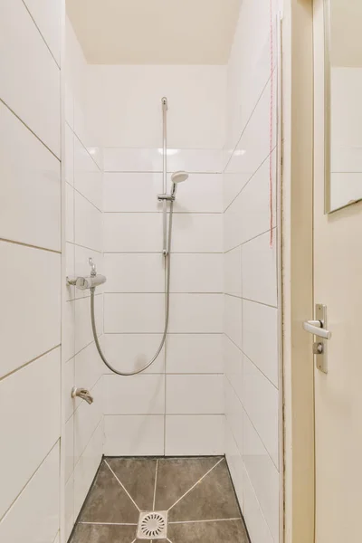 Een Verticaal Shot Van Een Badkamer Met Witte Tegels Muren — Stockfoto