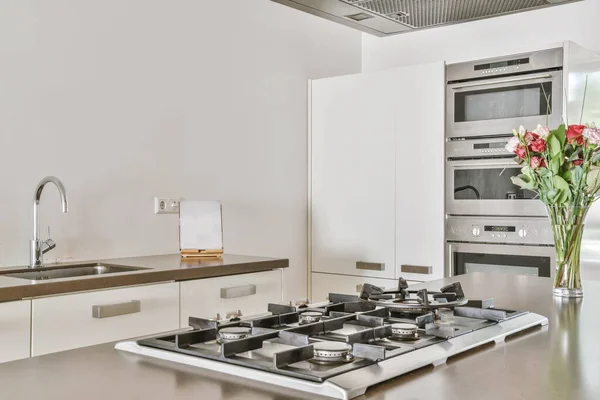 Uma Bela Cozinha Com Interior Moderno — Fotografia de Stock