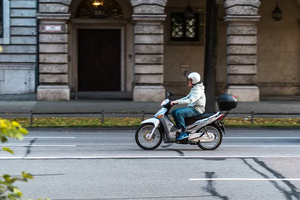 Munich Duitsland Sep 2021 Man Rijdt Alleen Zijn Scooter Door — Stockfoto