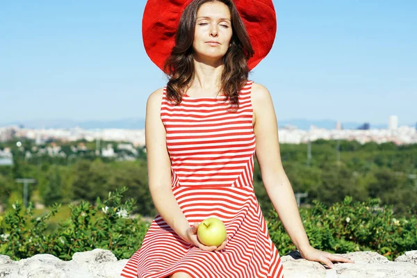 Uma Jovem Mulher Caucasiana Vestido Listrado Chapéu Vermelho Segurando — Fotografia de Stock