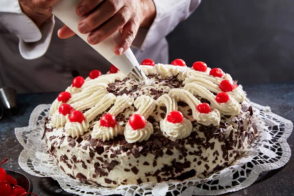 Eine Nahaufnahme Der Hände Eines Mannes Der Sahne Aus Einer — Stockfoto