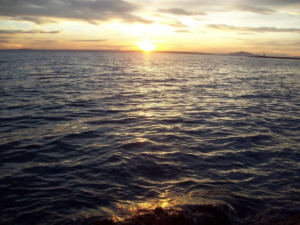 Malebný Pohled Krásné Klidné Moře Při Západu Slunce — Stock fotografie