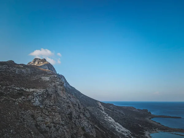 Una Vista Aérea Del Hermoso Paisaje Marino Acantilados Rocosos Bajo —  Fotos de Stock