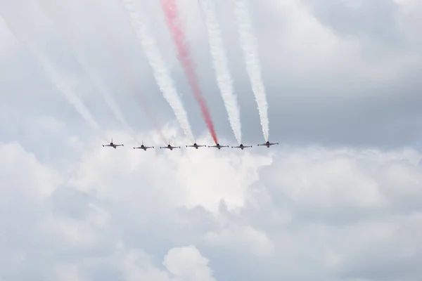 Lucht Show Prestaties Bewolkte Hemel Van Boekarest Roemenië — Stockfoto