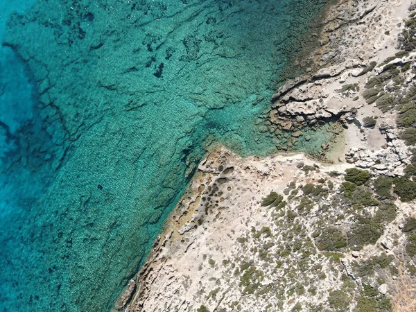 Sahildeki Güzel Saf Temiz Mavi Deniz Suyunun Hava Manzarası — Stok fotoğraf