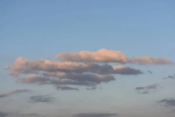 蓝天中粉色白云的美丽景色 — 图库照片