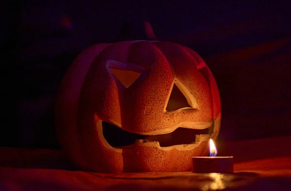 Közelkép Egy Faragott Tökről Gyertyával Halloweenkor — Stock Fotó