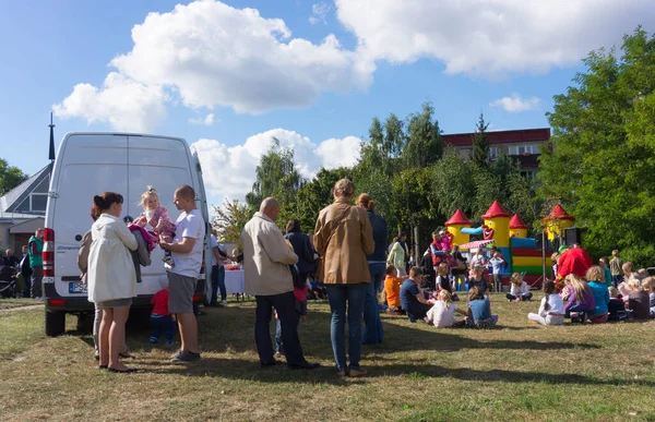 Poznan Polska Paź 2015 Dorośli Świeżym Powietrzu Dziećmi Podczas Dziecięcej — Zdjęcie stockowe