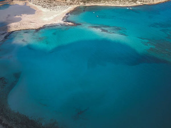Eine Luftaufnahme Des Schönen Rein Blauen Meerwassers Der Küste — Stockfoto