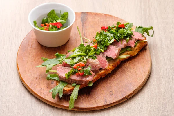 Sandwich Baguette Steak Boeuf Sous Vide Sauce Aux Herbes Chimichurri — Photo