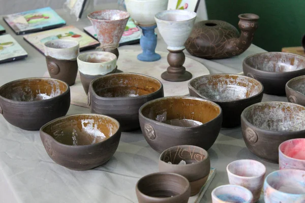 Skupina Kameninové Keramiky Uspořádané Stole — Stock fotografie