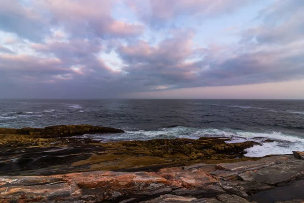 Het Zeegezicht Met Bewolkte Lucht Uitzicht Vanaf Kust — Stockfoto