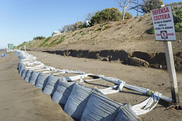 Barricada Una Playa Para Evitar Avance Las Aguas Traducción Defensa — Foto de Stock