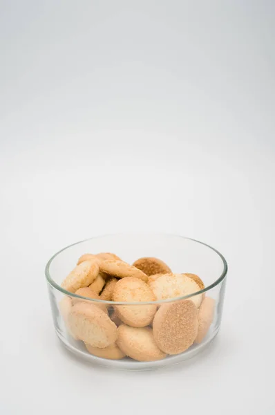 Galletas Coco Dulces Sabrosas Recipiente Vidrio Sobre Una Superficie Blanca — Foto de Stock