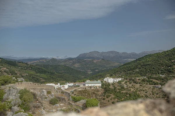 Μια Όμορφη Σκηνή Ενός Πράσινου Πεδίου Και Λόφων — Φωτογραφία Αρχείου