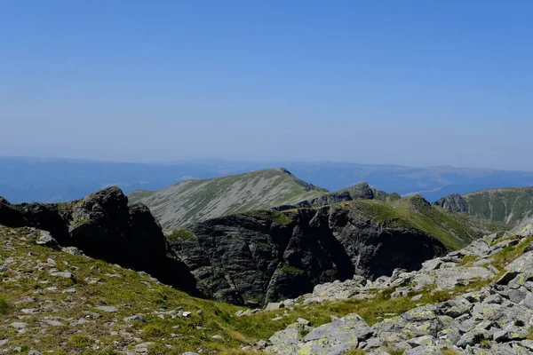 Malowniczy Widok Górskiego Krajobrazu Błękitnym Tle Nieba — Zdjęcie stockowe