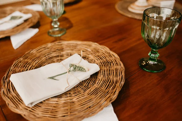 Primer Plano Plato Mimbre Decorativo Con Vaso Una Servilleta Mesa — Foto de Stock