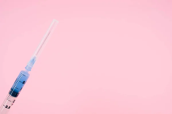Eine Isolierte Injektionsspritze Auf Rosa Hintergrund Mit Textfläche — Stockfoto