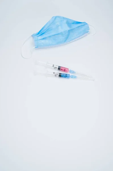 Isolated Respiratory Mask Syringe White Background Text Space — Stock Photo, Image