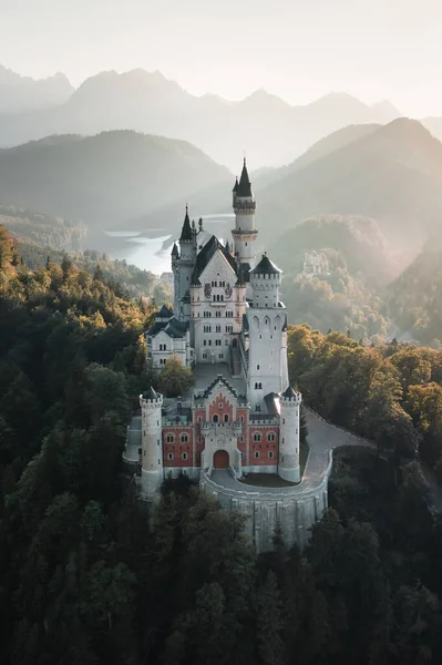 Eine Atemberaubende Kulisse Des Majestätischen Schlosses Neuschwanstein Auf Dem Hügel — Stockfoto