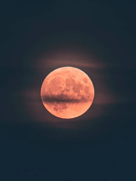 Sebuah Pemandangan Menakutkan Dari Bulan Purnama Merah Langit Malam — Stok Foto