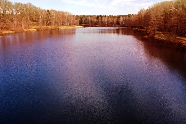 Sebuah Gambar Indah Dari Sebuah Danau Dikelilingi Oleh Pohon Pohon — Stok Foto
