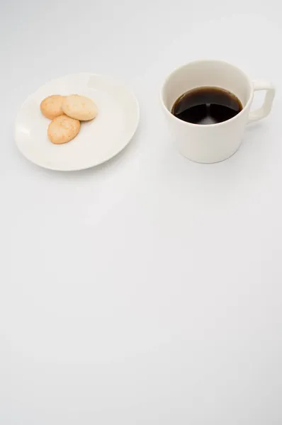 Café Negro Una Taza Plato Con Galletas Sobre Fondo Blanco — Foto de Stock