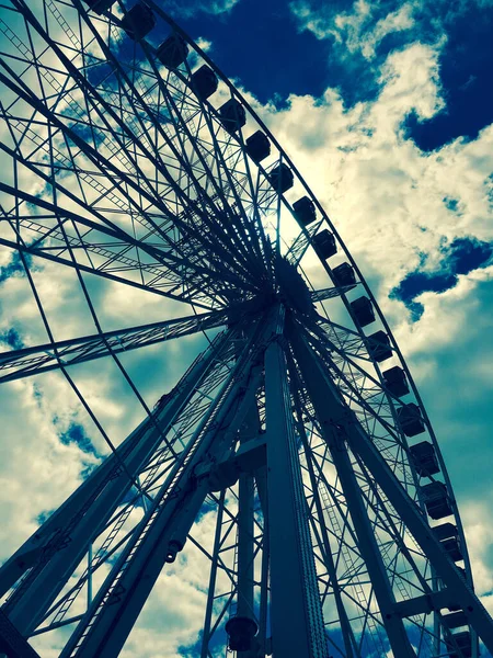 Vue Angle Bas Roue Ferris Contre Ciel Avec Des Nuages — Photo