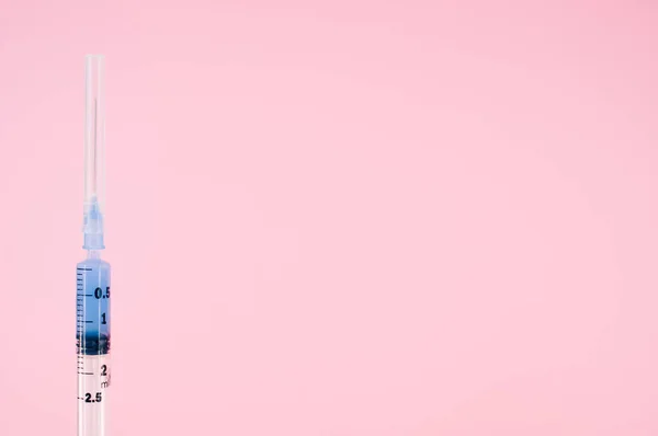 Egy Elszigetelt Injekciós Fecskendő Rózsaszínű Háttérrel Szövegrésszel — Stock Fotó