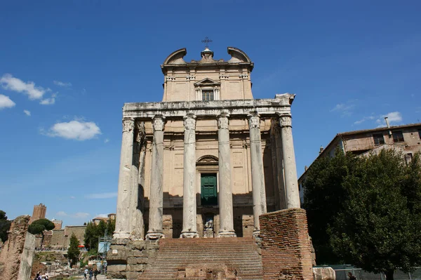 Rome Olaszország Apr 2010 Vízszintes Lövés Templom Antoninus Faustina Róma — Stock Fotó