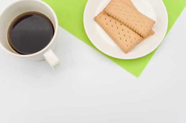 杯子里的黑咖啡和带饼干的盘子 白色背景 有复制空间 — 图库照片