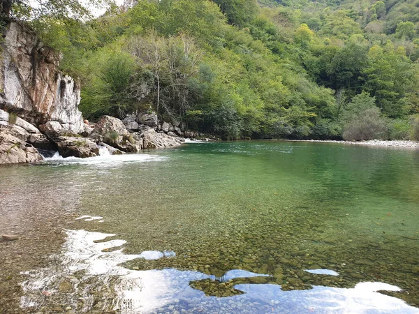 Belo Lago Verde Uma Floresta Rochosa — Fotografia de Stock