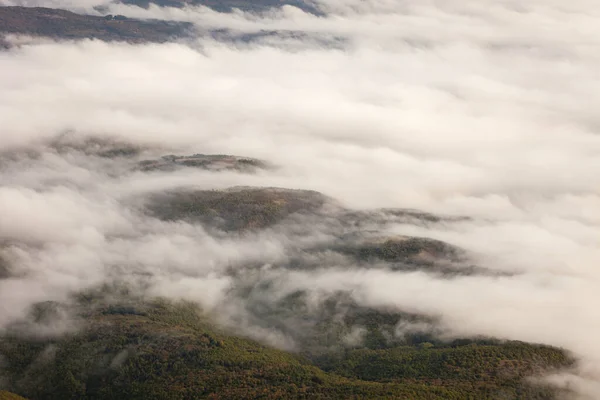 Een Prachtig Uitzicht Hooglanden Bedekt Met Wolken — Stockfoto