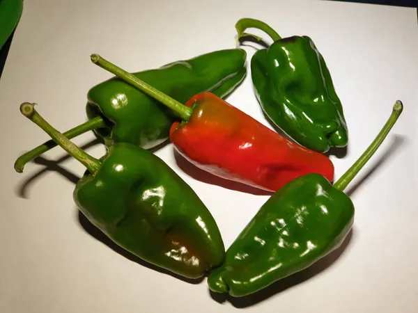 Een Bos Groene Rode Paprika Een Wit Oppervlak — Stockfoto