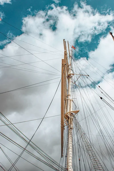 Tiro Ángulo Bajo Mástiles Velero Bajo Cielo Nublado —  Fotos de Stock