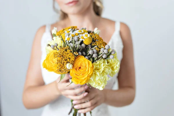 Een Prachtige Kaukasische Bruid Een Elegante Trouwjurk Poseren Witte Achtergrond — Stockfoto