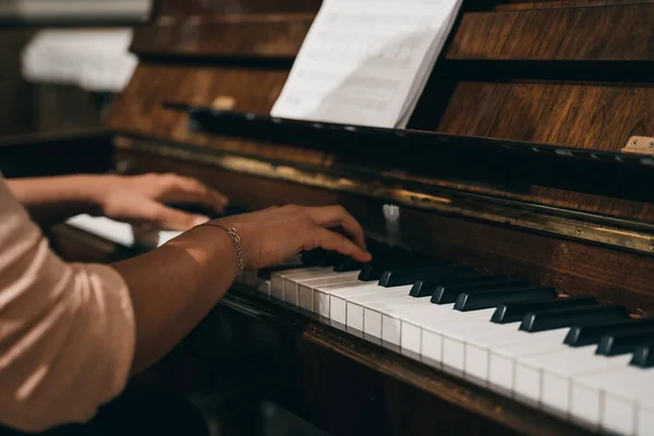 Handen Van Een Vrouw Die Piano Speelt — Stockfoto