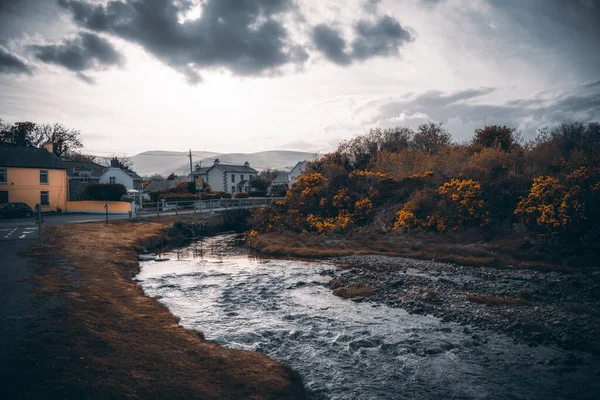 Canal Água Estreito Campo Montanha Contra Céu Nublado — Fotografia de Stock