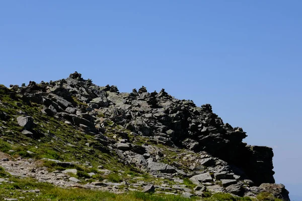 Malowniczy Widok Górskiego Krajobrazu Błękitnym Tle Nieba — Zdjęcie stockowe