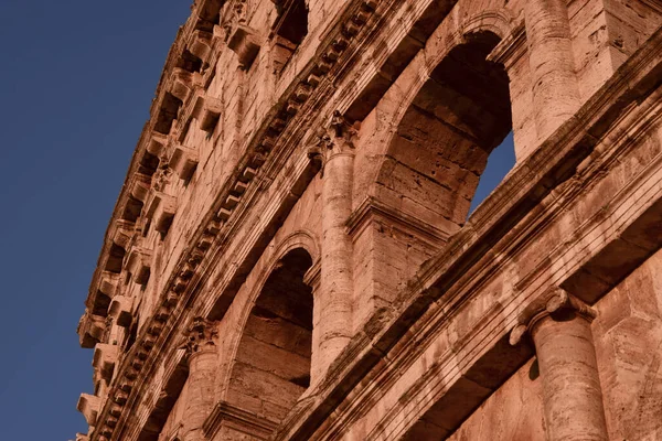 Svislý Nízký Úhel Kolosea Římě Itálie Proti Modré Obloze — Stock fotografie
