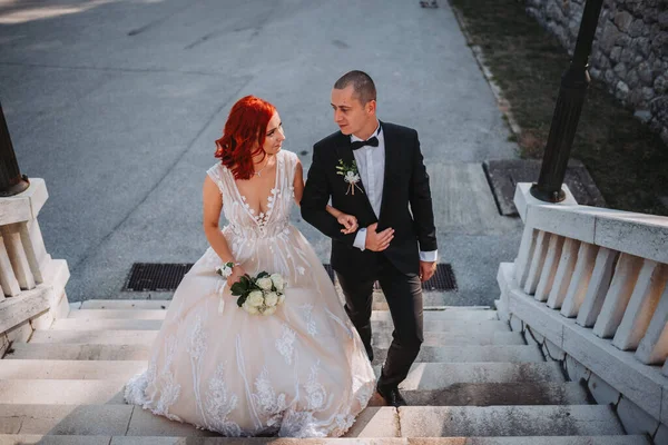 Egy Közeli Kép Egy Vőlegényről Egy Vörös Hajú Menyasszonyról Amint — Stock Fotó