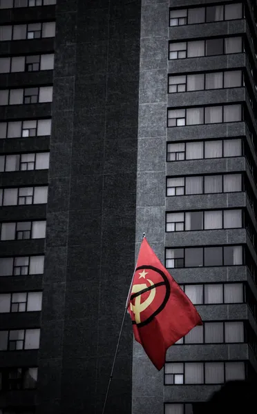 加拿大艾伯塔省卡尔加里市一座建筑物上的一面横扫共产党旗帜的垂直镜头 — 图库照片