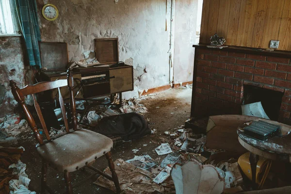 Une Maison Abandonnée Avec Salon Désordonné — Photo