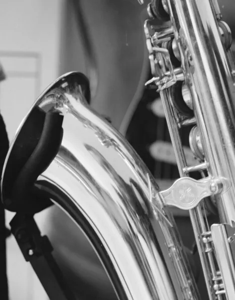 Grayscale Shot Saxophone Lights Blurry Background — Stock Photo, Image