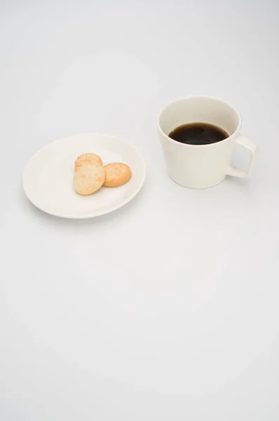 Café Negro Una Taza Plato Con Galletas Sobre Fondo Blanco — Foto de Stock