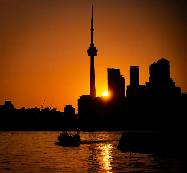 Silueta Tower Obklopená Vodou Budovami Během Krásného Západu Slunce Torontu — Stock fotografie